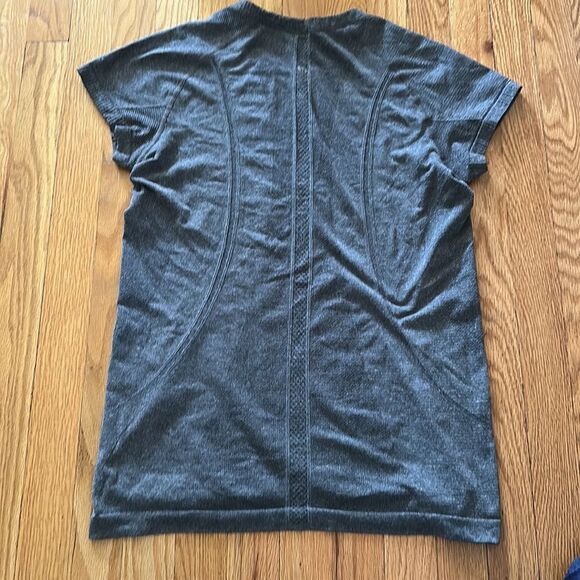 Lululemon Sz 10 Run Swiftly short sleeve shirt great pre owned condition - Picture 4 of 5